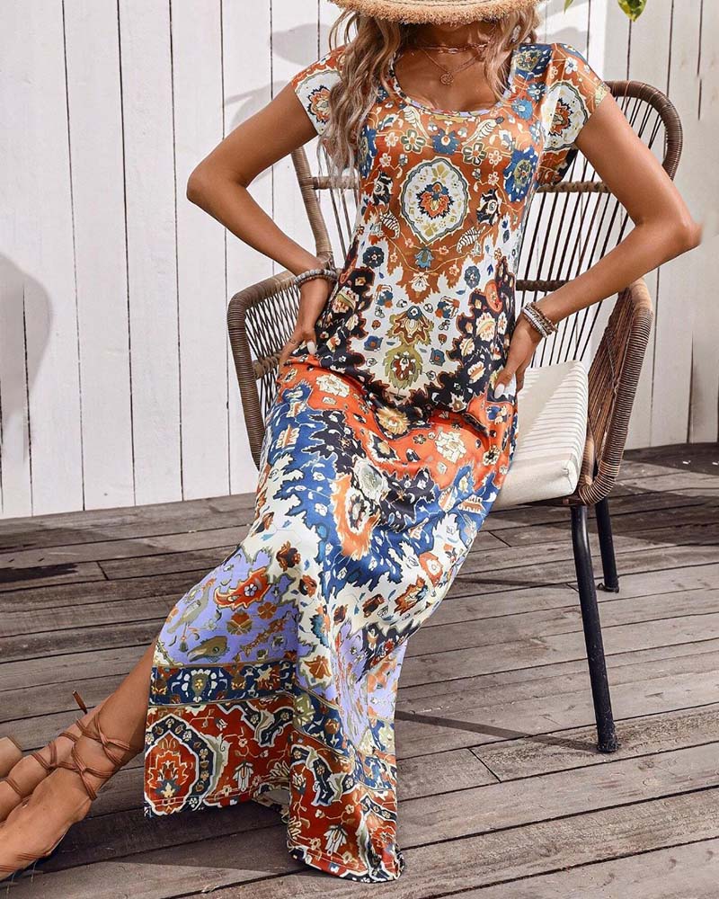 Maas & Mode® | Kleurrijke casual jurk met print en splitten