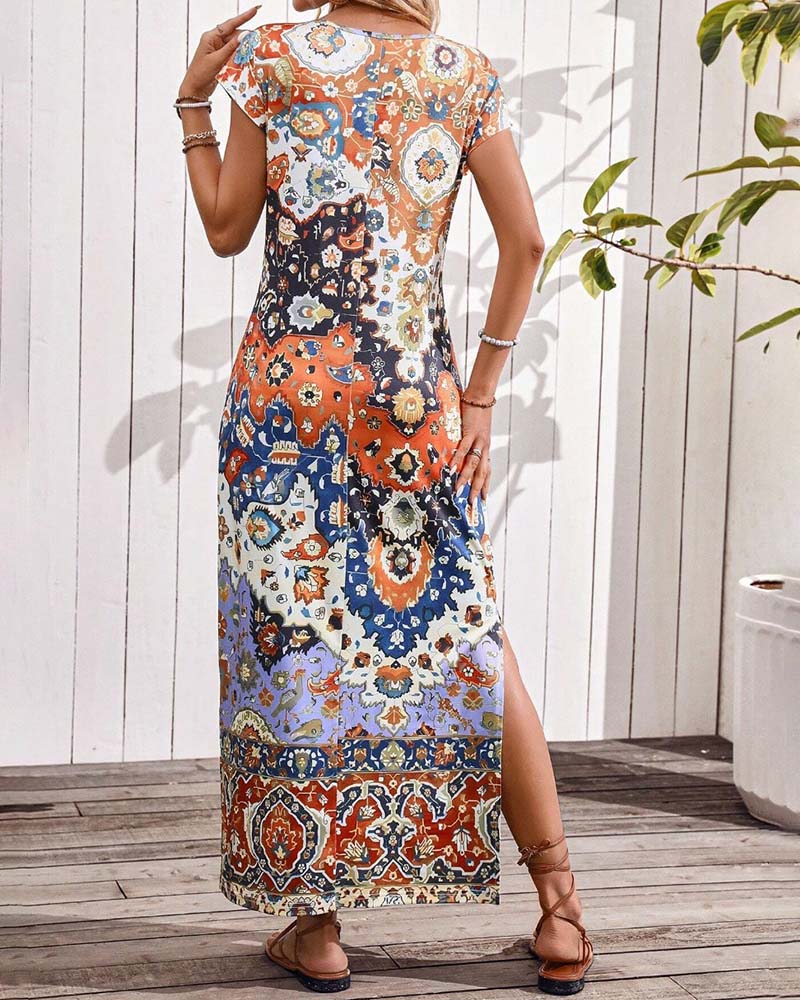 Maas & Mode® | Kleurrijke casual jurk met print en splitten