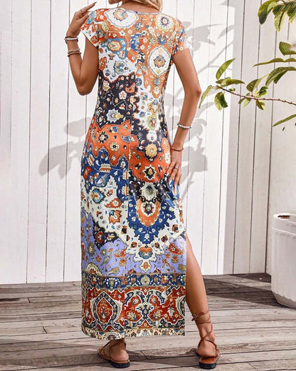 Maas & Mode® | Kleurrijke casual jurk met print en splitten