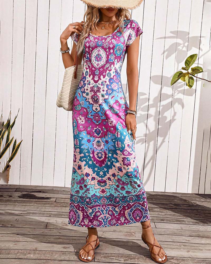 Maas & Mode® | Kleurrijke casual jurk met print en splitten