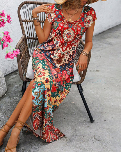 Maas & Mode® | Kleurrijke casual jurk met print en splitten