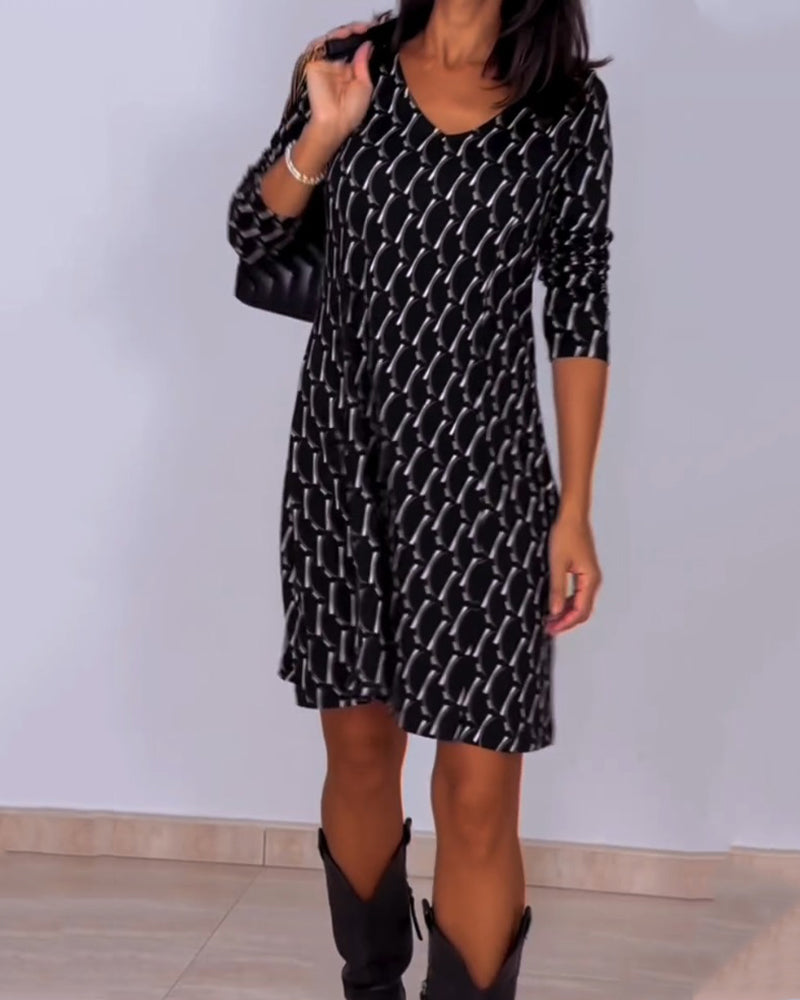 Maas & Mode® | Jurk met V-hals en ruitjespatroon