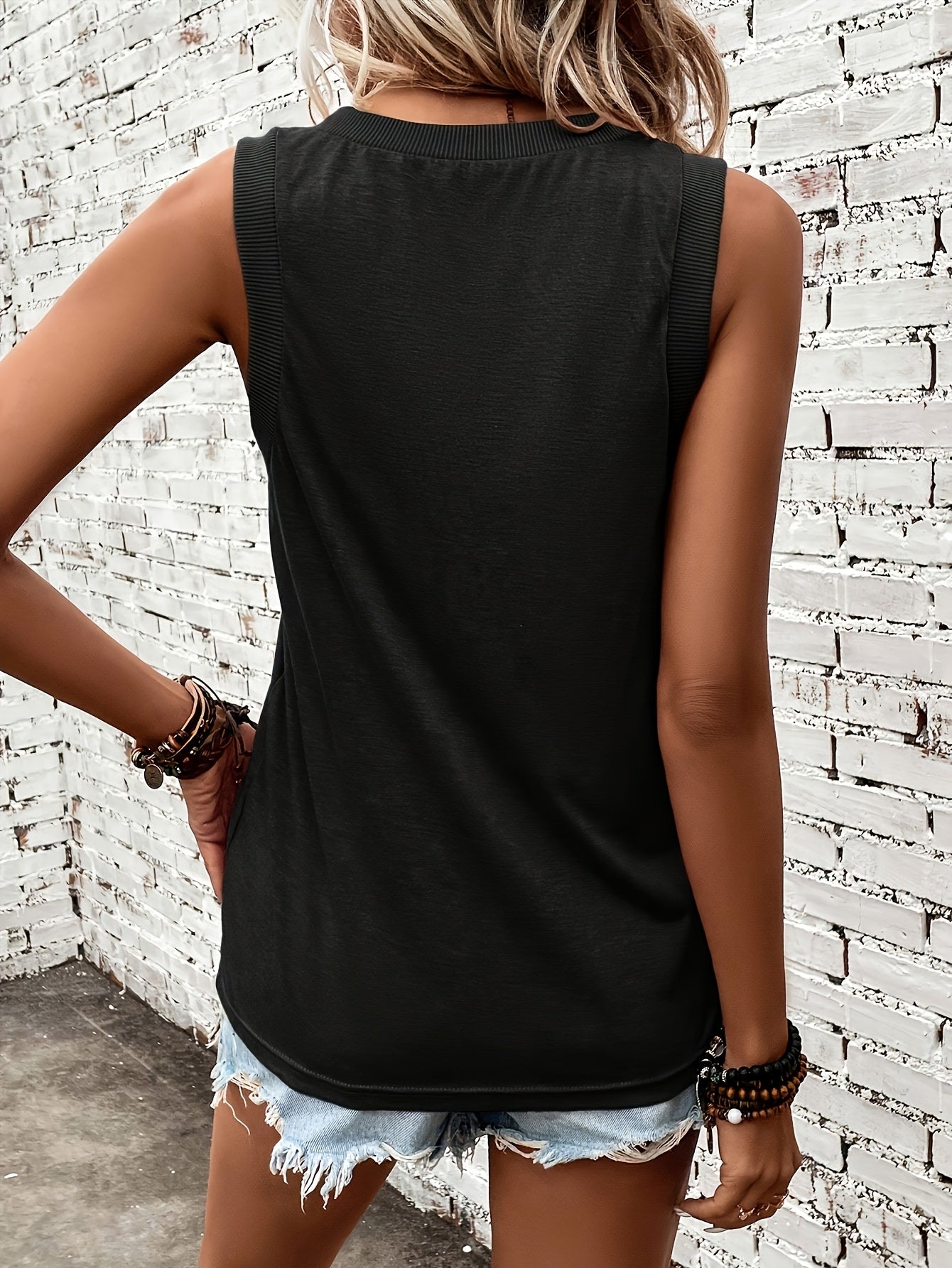 Maas & Mode® | Lenora™  Casual T-shirt met sweetheart halslijn