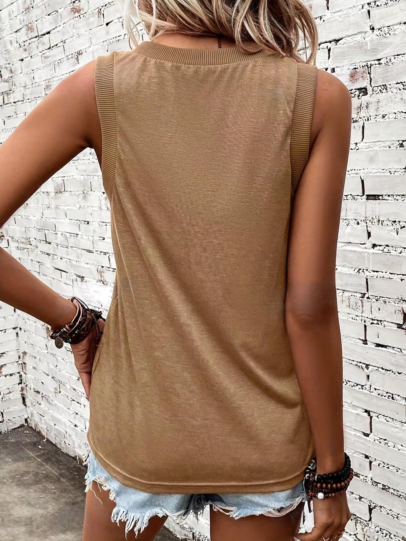Maas & Mode® | Lenora™  Casual T-shirt met sweetheart halslijn